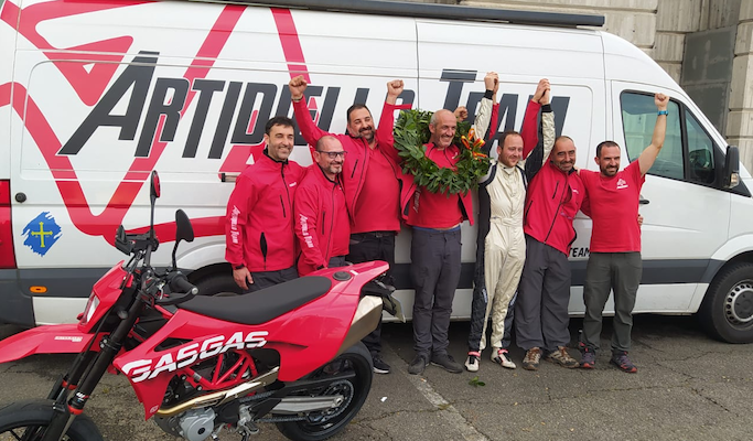 El equipo Artidiello Team junto a su vehículo