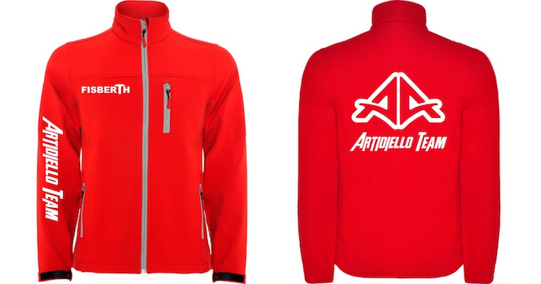 Equipación roja de Artidiello Team con la marca Fisberth